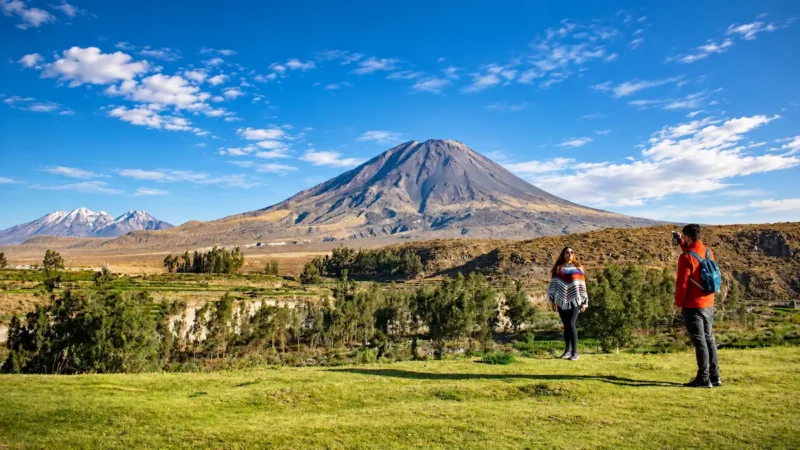 Laguna de Salinas y Mini Volcán de Lojen